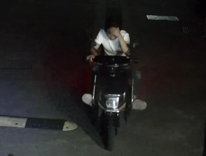 看到监控就遮脸?海宁警方:看得一清二楚! 看到监控就遮脸?海宁警方:看得一清二楚!