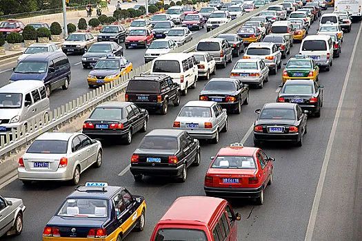 信号灯都亮了,你车咋还没动? 信号灯都亮了,你车咋还没动?