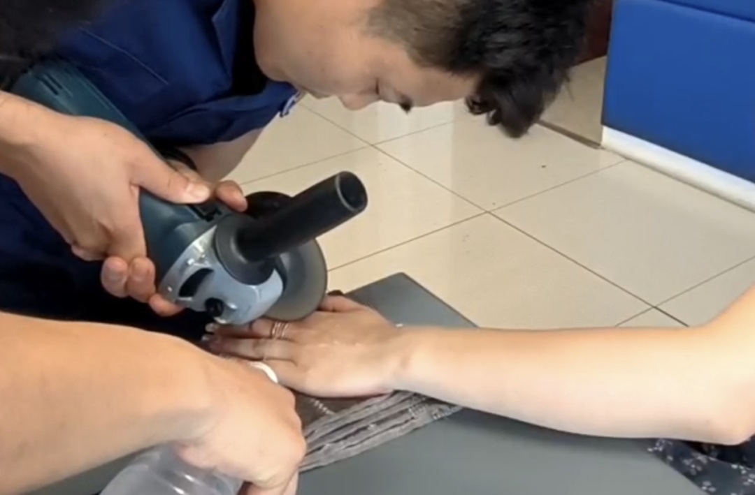 太痛苦!收到万元礼物后,杭州女子紧急求助:切了吧 太痛苦!收到万元礼物后,杭州女子紧急求助:切了吧