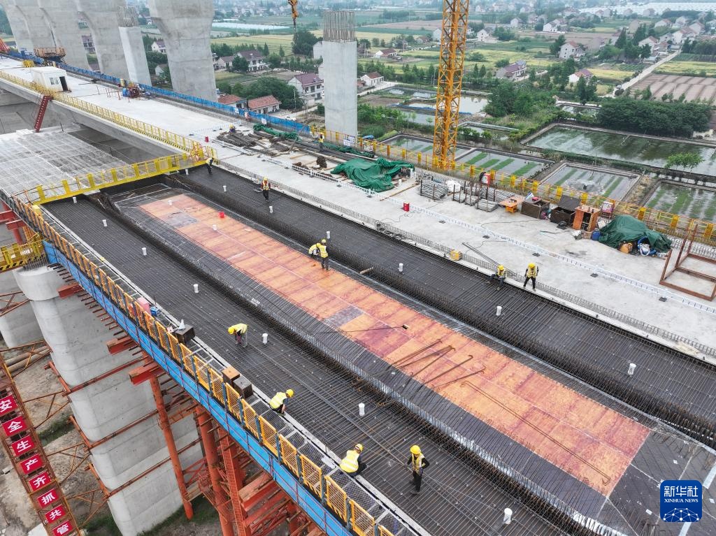崇启公铁长江大桥施工有序推进
