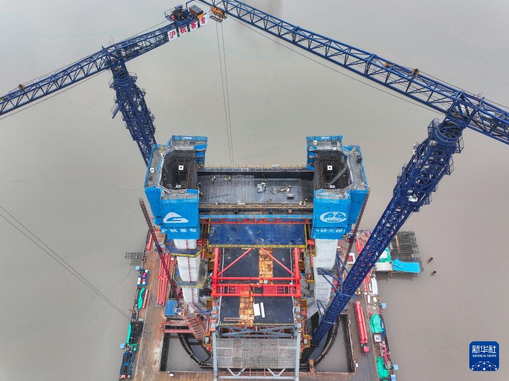 崇启公铁长江大桥施工有序推进