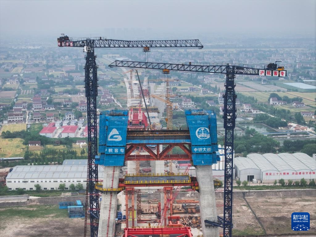 崇启公铁长江大桥施工有序推进