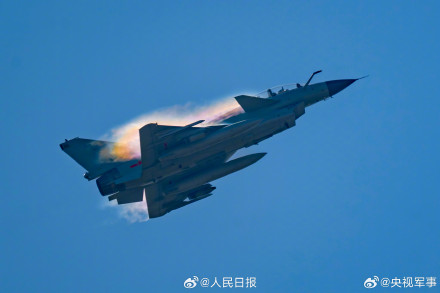 收藏大片!空军战鹰身披霞光训练 收藏大片!空军战鹰身披霞光训练