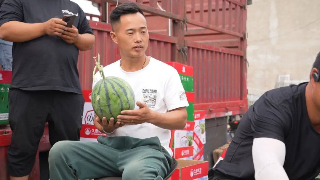 河南90后验瓜师每天拍瓜上万次，日入1600元