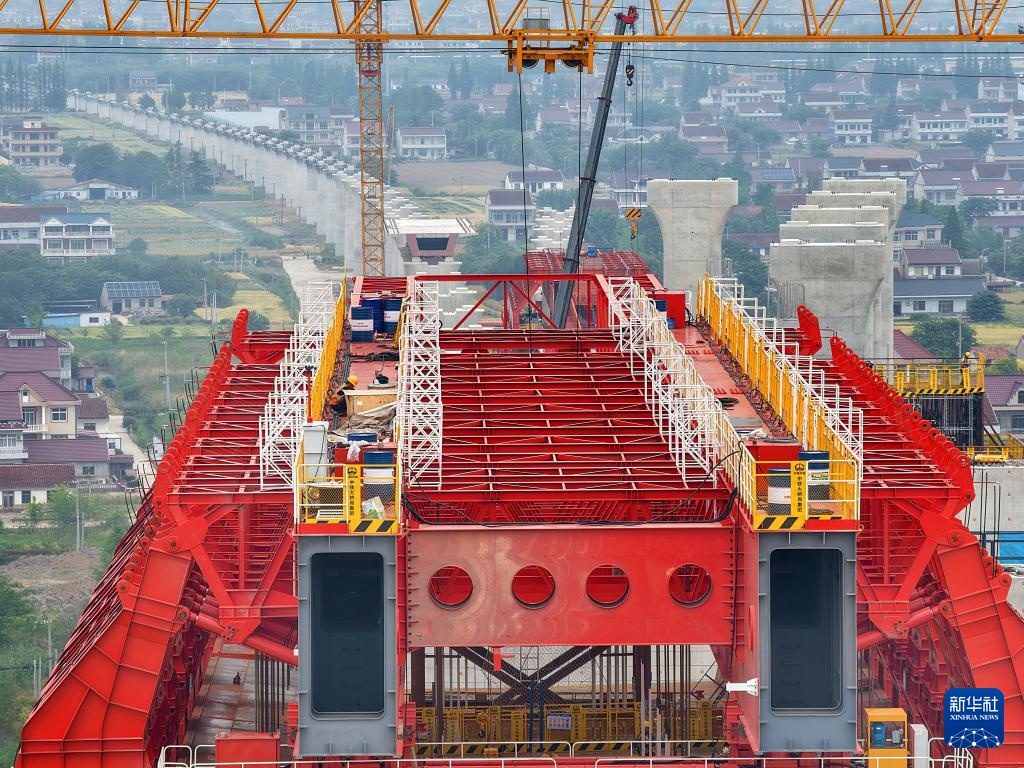 崇启公铁长江大桥施工有序推进