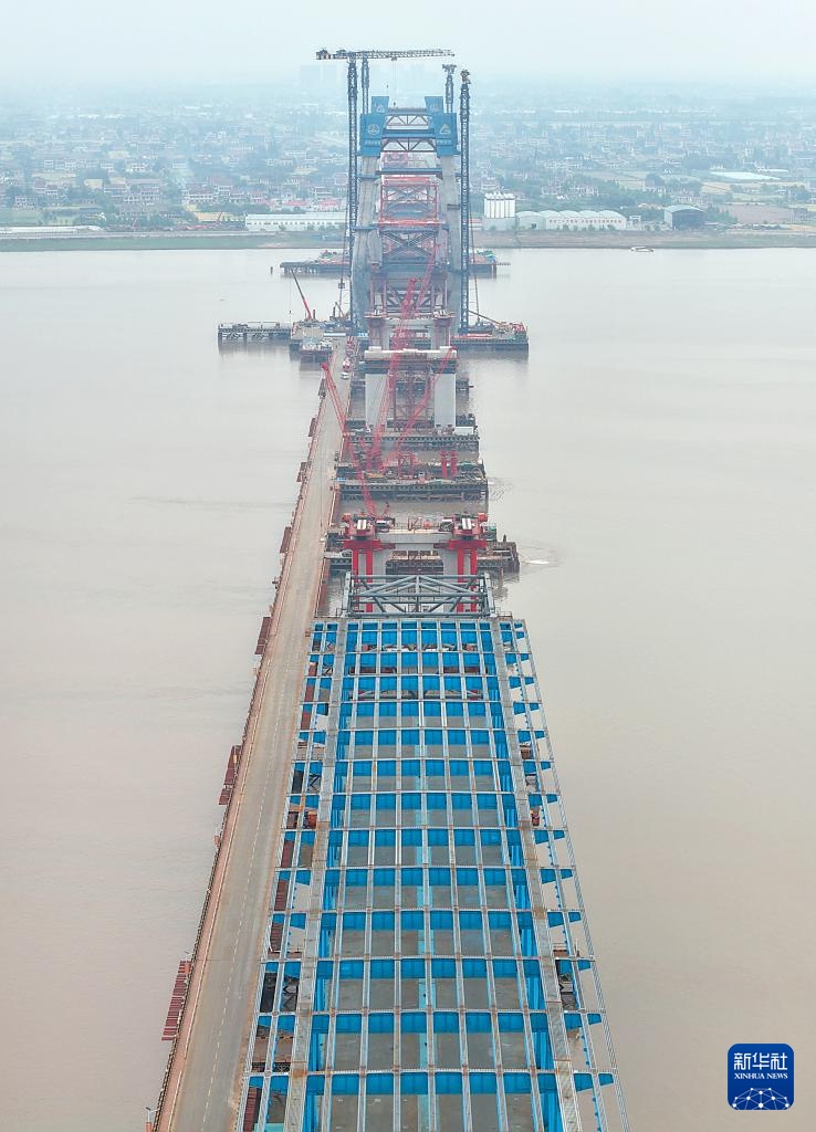 崇启公铁长江大桥施工有序推进