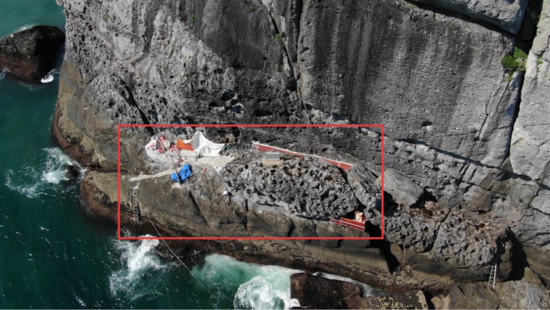 无人机拍下离奇一幕!浙江一无人岛上竟有人居住… 无人机拍下离奇一幕!浙江一无人岛上竟有人居住…