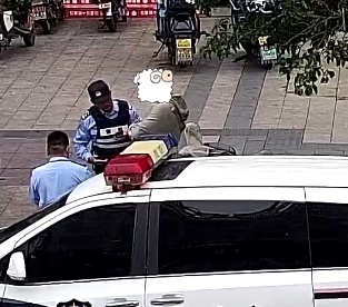 男子叫了一辆网约车，没想到来的竟是警车……