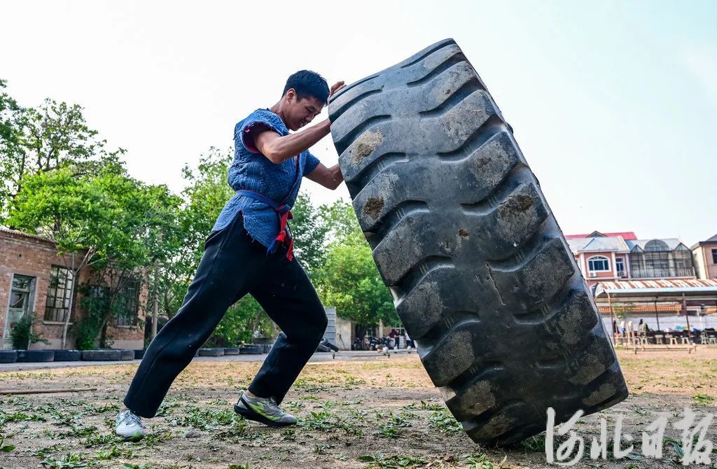 河北69岁“摔跤爷爷”火了……