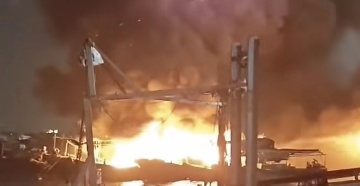 火光冲天!8艘渔船连环起火!消防提醒 火光冲天!8艘渔船连环起火!消防提醒