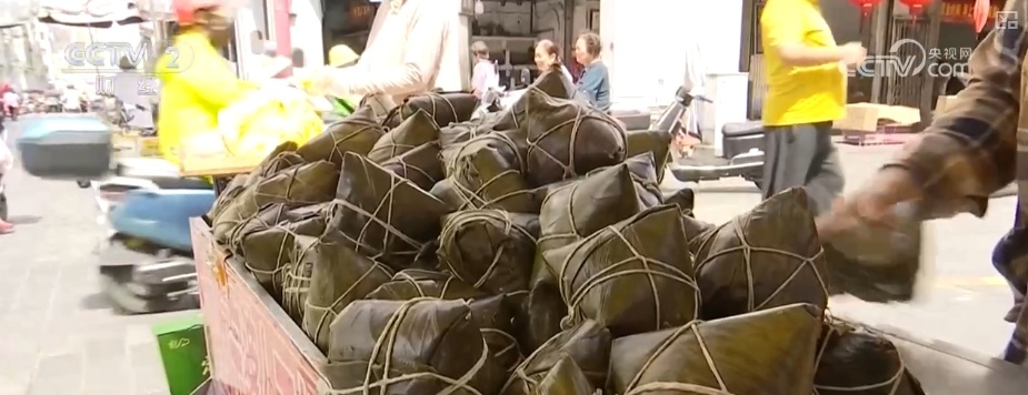 端午将至 各地市场、商超开启“粽子模式” 口味上“新”成亮点