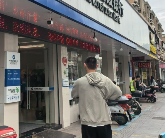 男子叫了一辆网约车，没想到来的竟是警车……