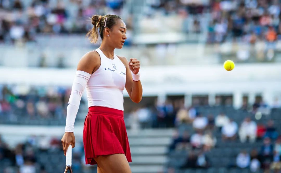 创造历史!郑钦文击败萨巴伦卡 创造历史!郑钦文击败萨巴伦卡