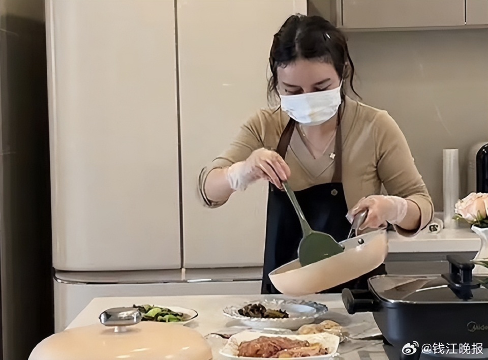 女子称穿瑜伽服上门做饭不是为流量：健身服是日常穿搭