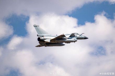 收藏大片!空军战鹰身披霞光训练 收藏大片!空军战鹰身披霞光训练