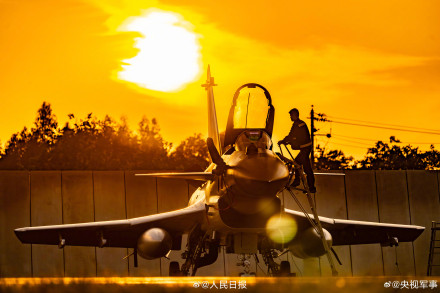 收藏大片!空军战鹰身披霞光训练 收藏大片!空军战鹰身披霞光训练