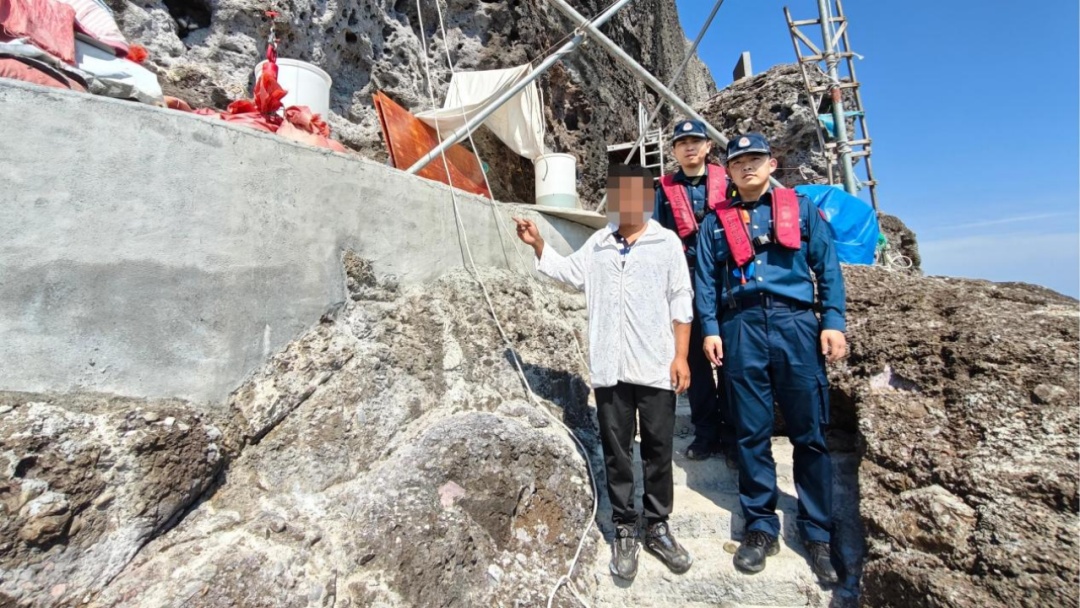 无人机拍下离奇一幕!浙江一无人岛上竟有人居住… 无人机拍下离奇一幕!浙江一无人岛上竟有人居住…