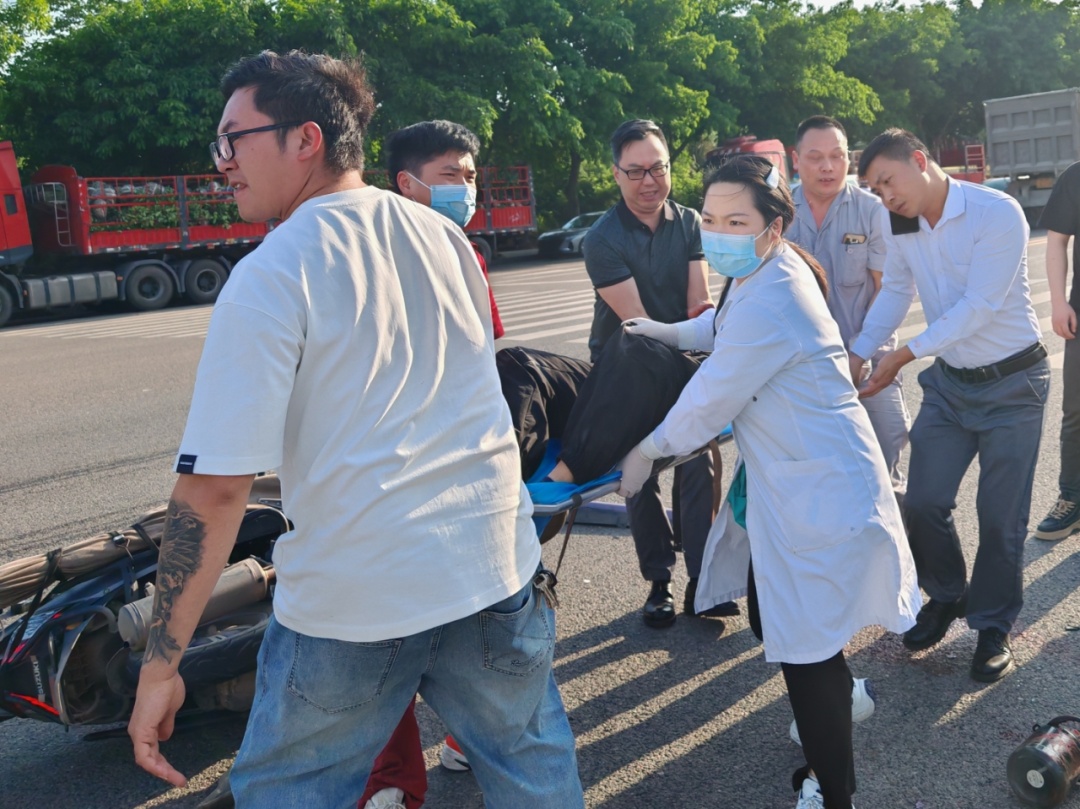 “快！有人受伤！”他们一个箭步冲了上去……