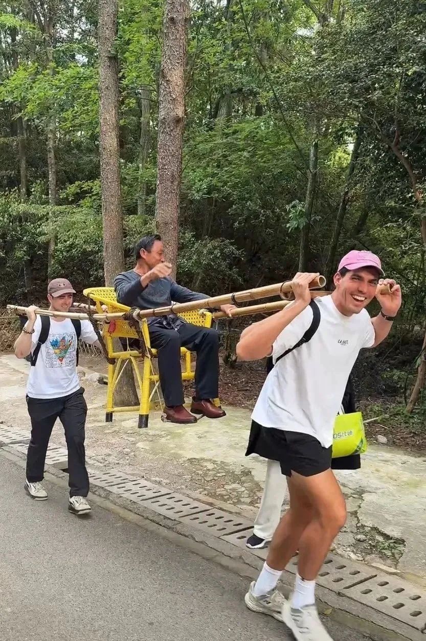 外国游客在张家界付费当“挑夫”，看乐围观群众，本人回应