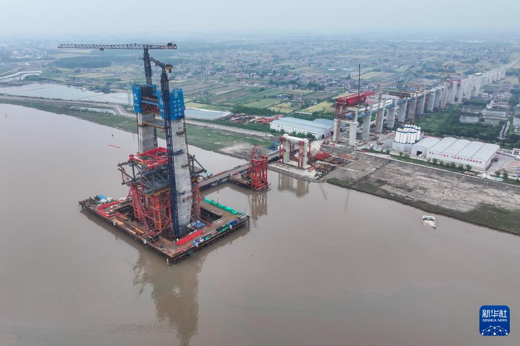 崇启公铁长江大桥施工有序推进