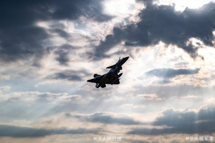 收藏大片!空军战鹰身披霞光训练 收藏大片!空军战鹰身披霞光训练