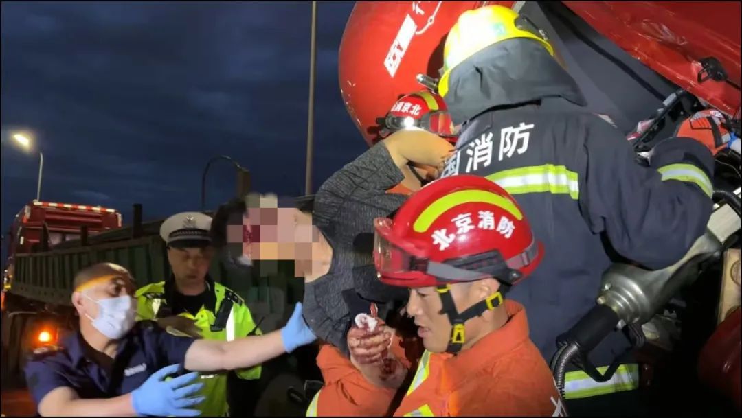 深夜两车追尾一人被困!北京昌平消防紧急救援成功脱险 深夜两车追尾一人被困!北京昌平消防紧急救援成功脱险