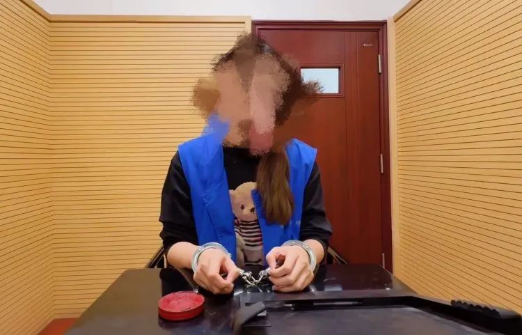 女子白住一个月酒店后被刑拘：故意抓挠皮肤恶意逃单！