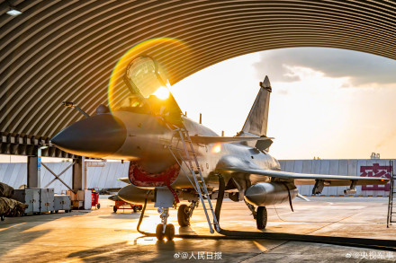 收藏大片!空军战鹰身披霞光训练 收藏大片!空军战鹰身披霞光训练