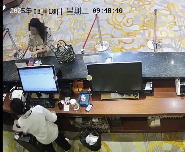 女子白住一个月酒店后被刑拘：故意抓挠皮肤恶意逃单！