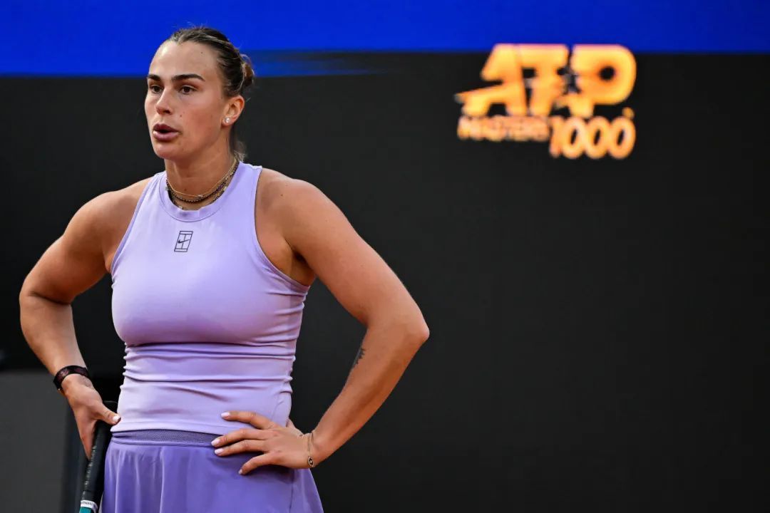 创造历史!郑钦文击败萨巴伦卡 创造历史!郑钦文击败萨巴伦卡