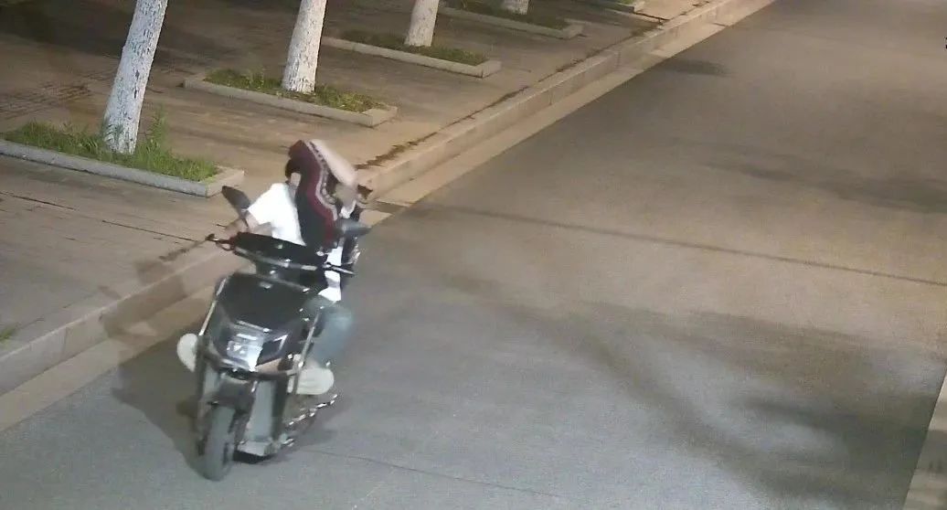 看到监控就遮脸?海宁警方:看得一清二楚! 看到监控就遮脸?海宁警方:看得一清二楚!