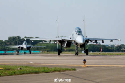 砺剑长空!战机飞行训练大片来袭 砺剑长空!战机飞行训练大片来袭