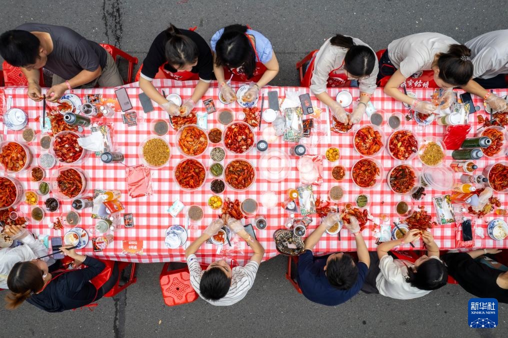 湖南南县：火红龙虾节 千人龙虾宴