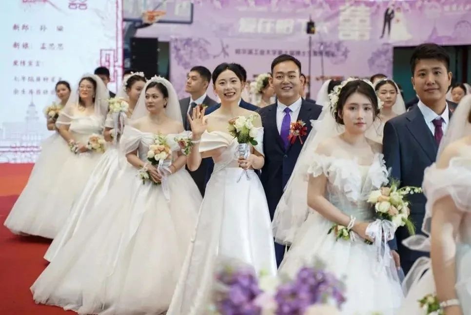什么情况啊？结婚，学校送“钻戒”？！