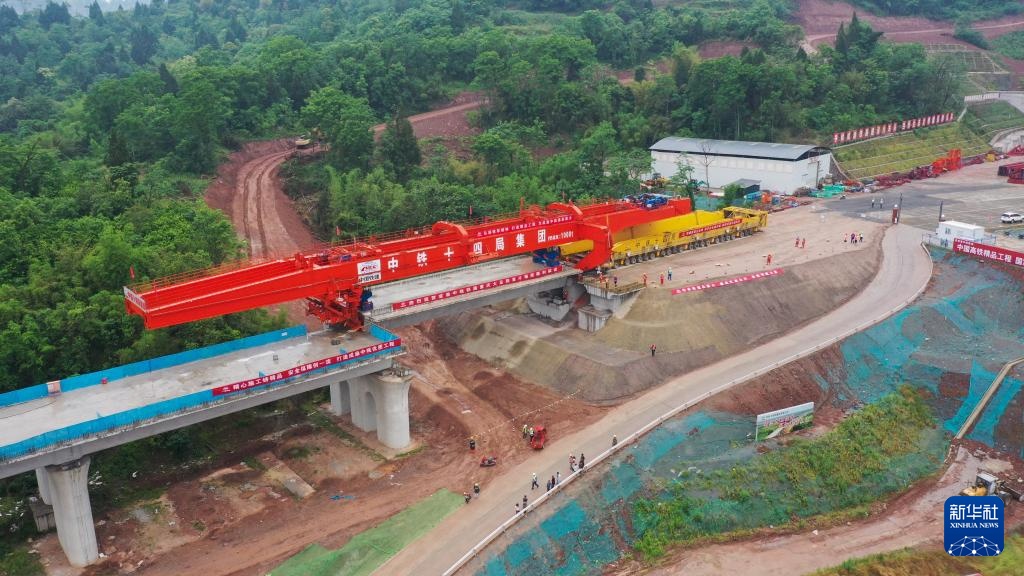 成渝中线铁路重庆大足段首片箱梁成功架设
