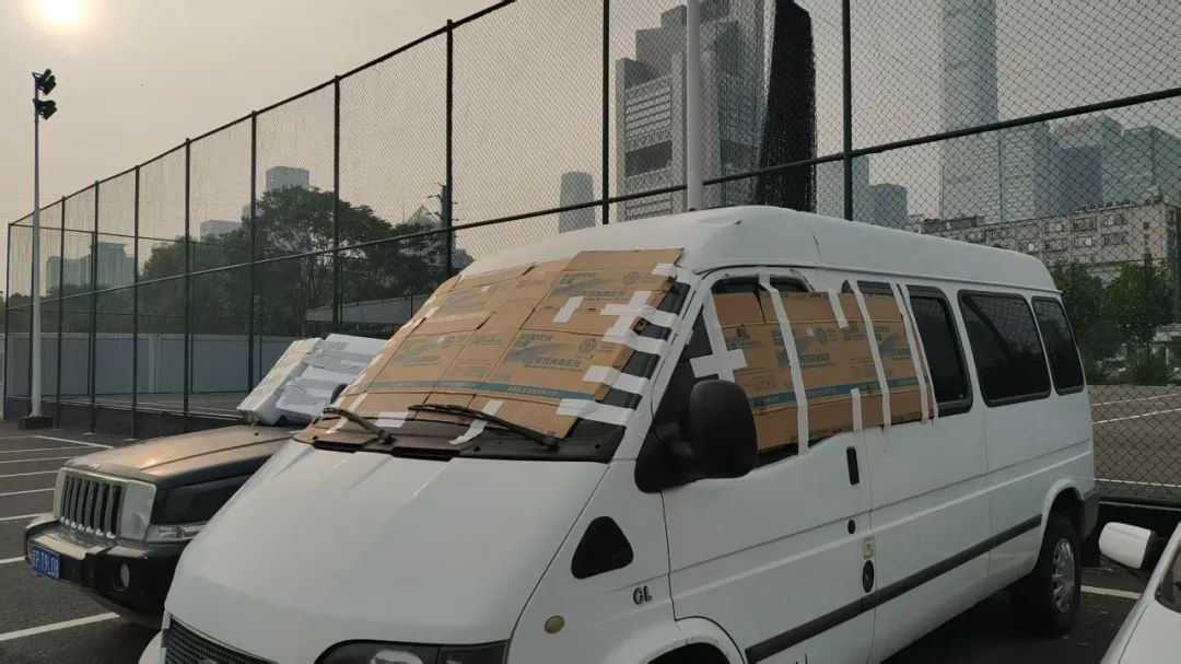 “冰雹”再次来访？今晚北京的车都盖被子睡觉了