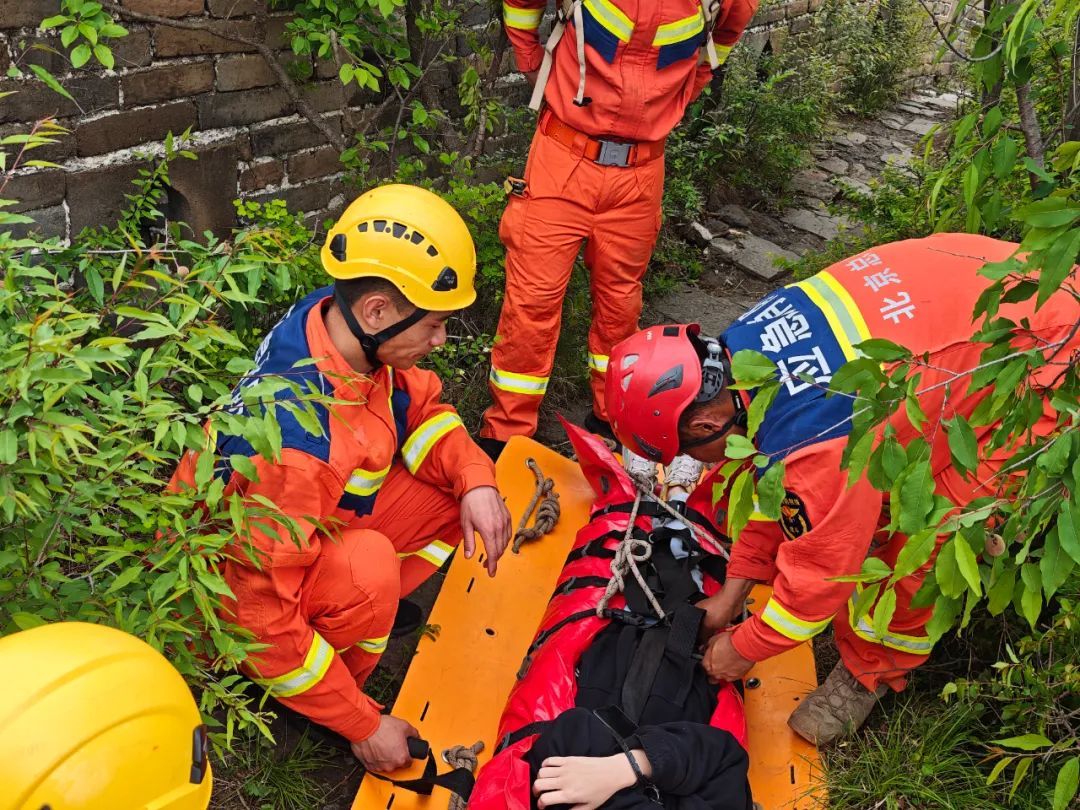 爬山中途崴脚，消防紧急救援