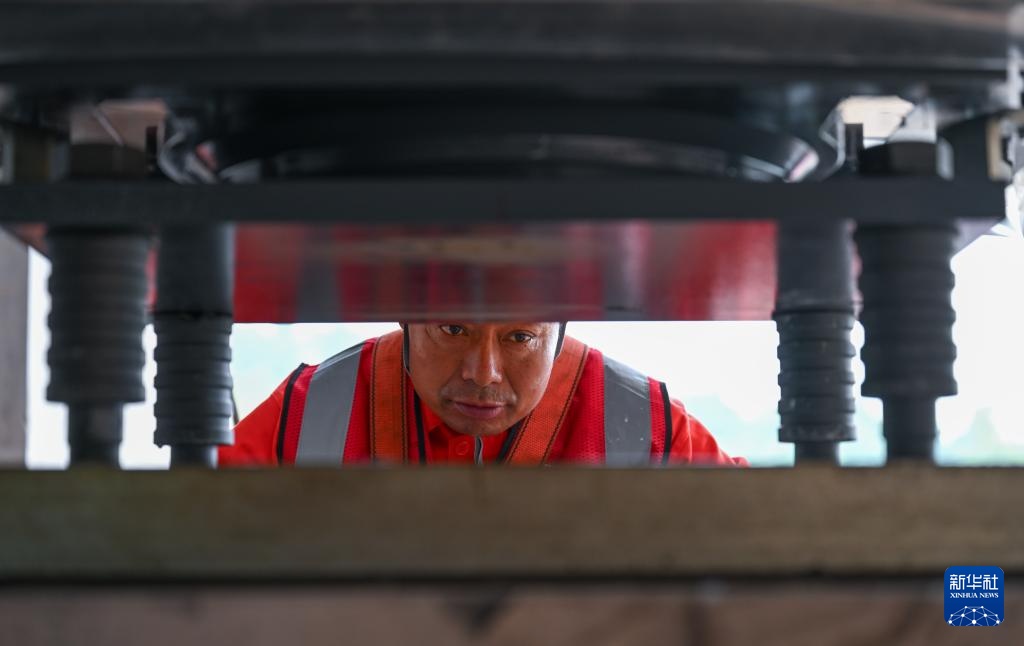 成渝中线铁路重庆大足段首片箱梁成功架设