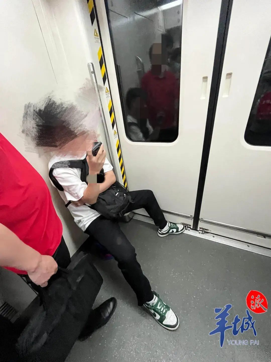 广州地铁频现“板凳族”，街坊怎么看？记者走访→