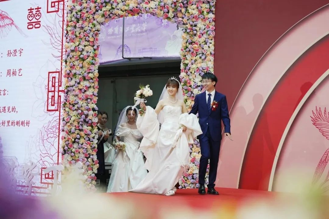什么情况啊？结婚，学校送“钻戒”？！