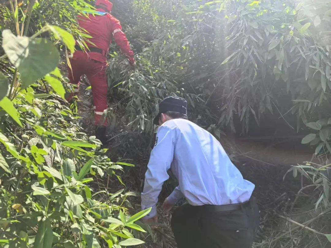 仙境？险境！两女子爬山跟随飘带标记，竟走到悬崖边...