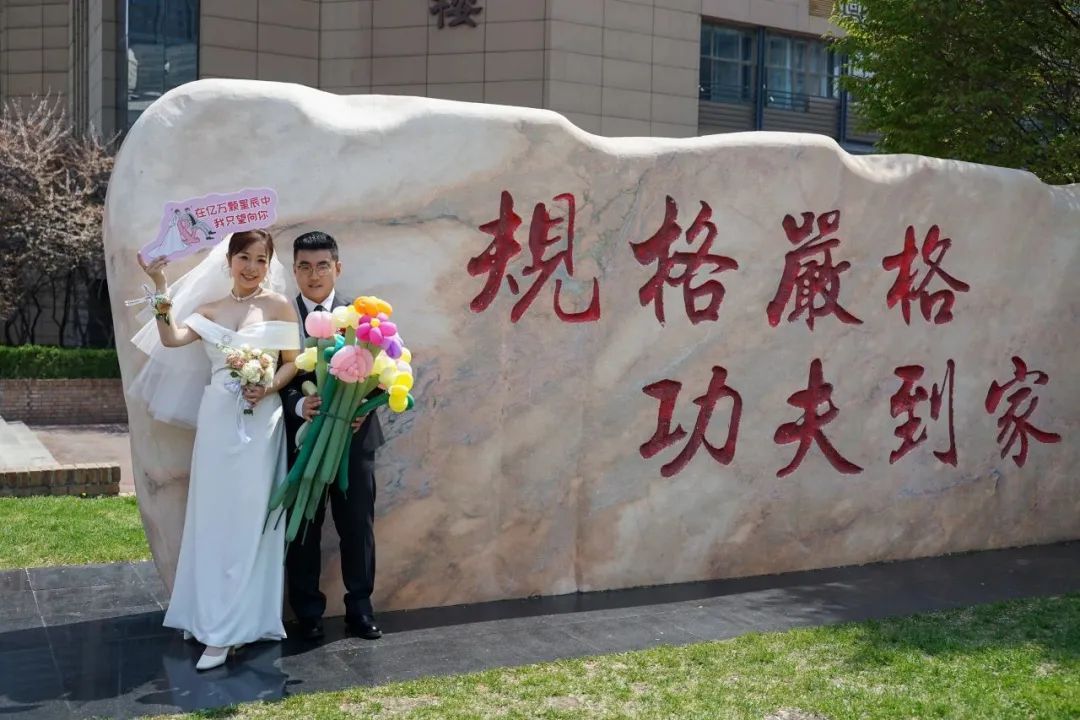 什么情况啊？结婚，学校送“钻戒”？！