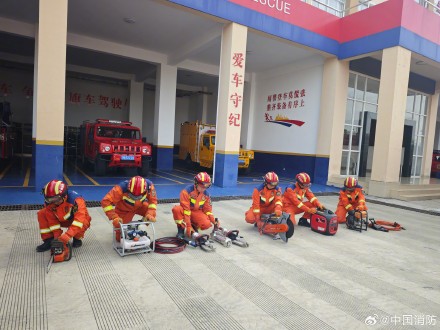 云南地震消防救援力量赴震中排查