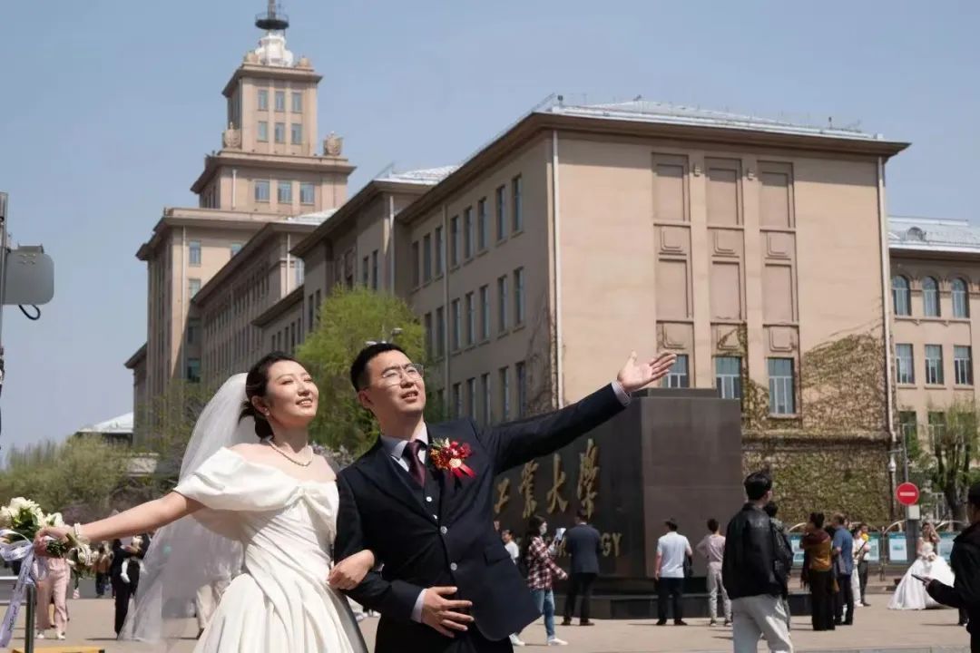 什么情况啊？结婚，学校送“钻戒”？！