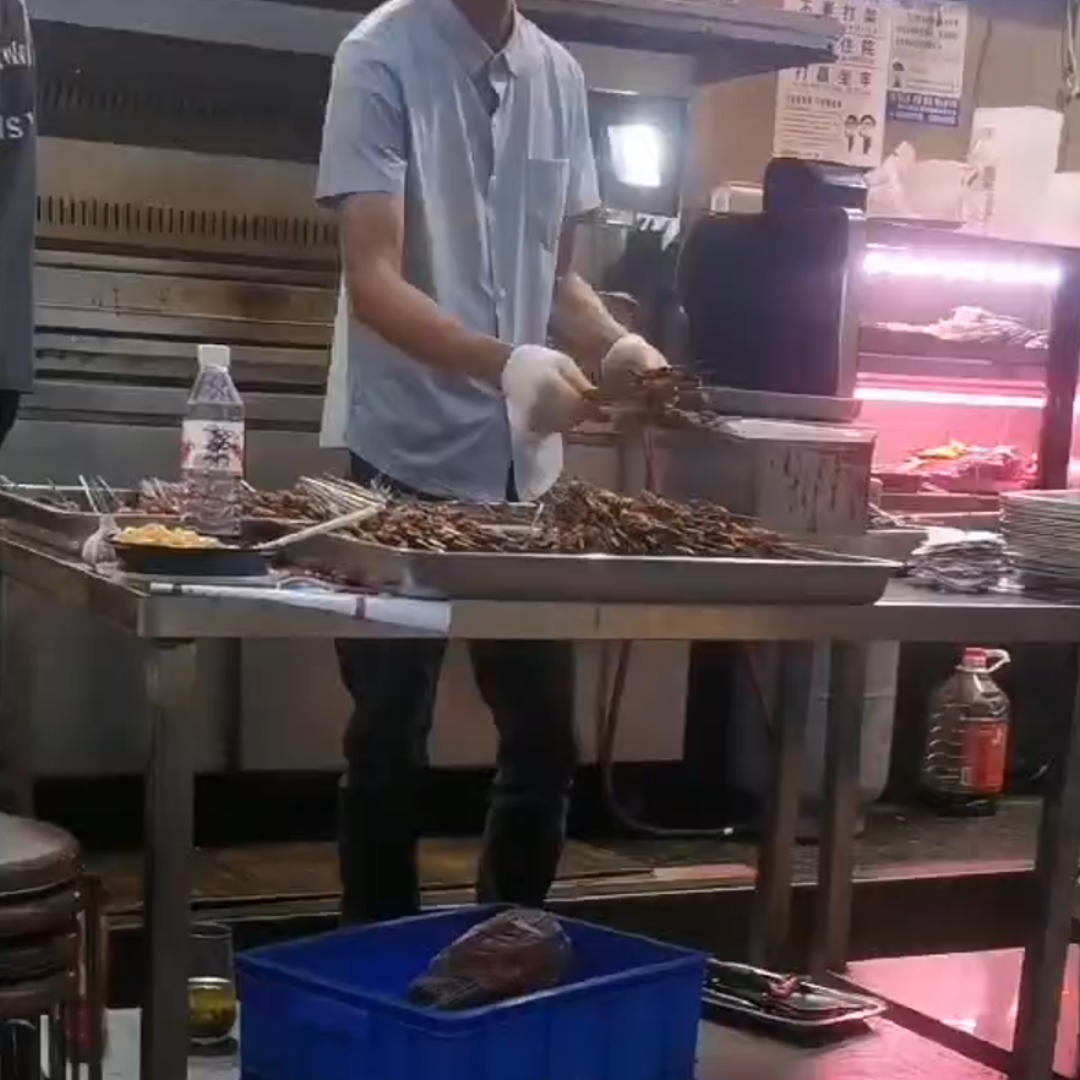 西安一烧烤店将泔水桶内肉串捞出再烤?官方通报:停业整顿! 西安一烧烤店将泔水桶内肉串捞出再烤?官方通报:停业整顿!