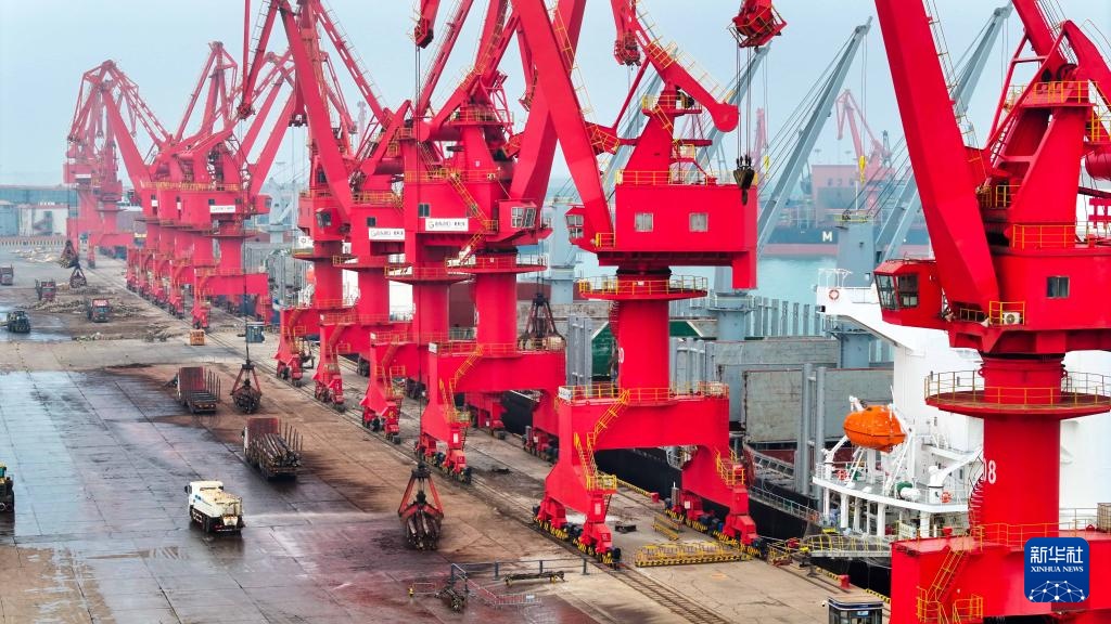 山东港口日照港木材进港忙