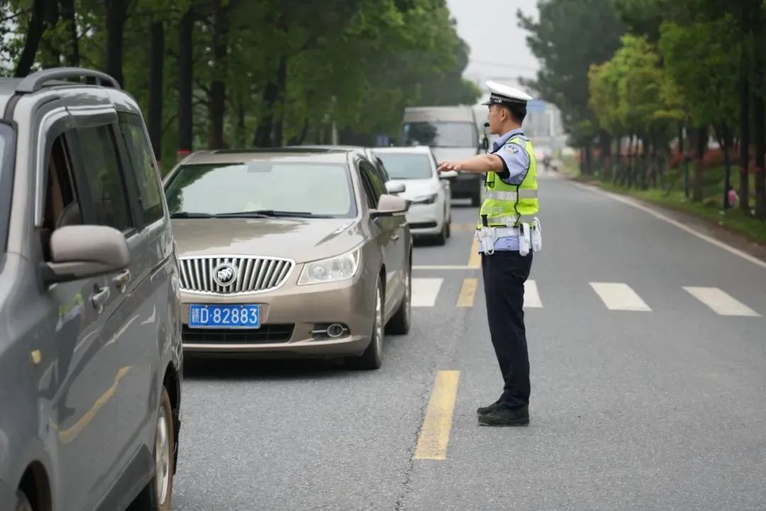 退伍军人→铁骑辅警，他深夜推车的背影在全网刷屏！