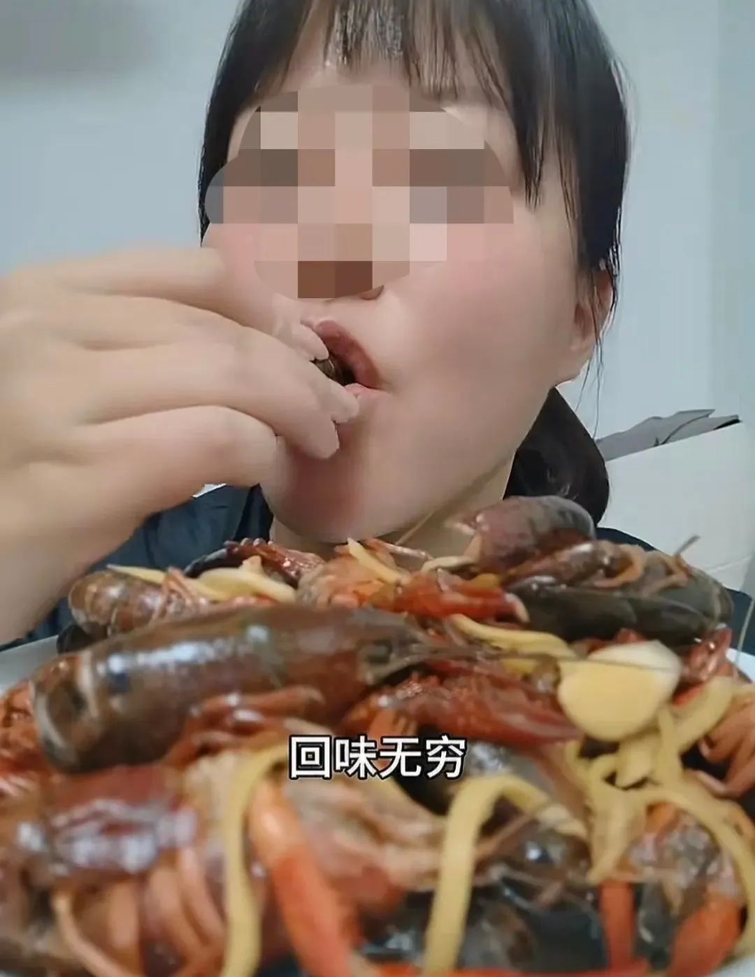 吃生腌小龙虾还猛吸虾头？博主神操作看呆网友