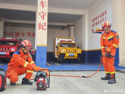 云南地震消防救援力量赴震中排查