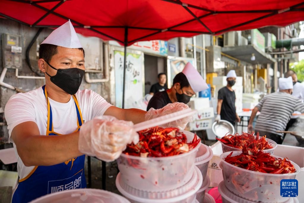 湖南南县：火红龙虾节 千人龙虾宴